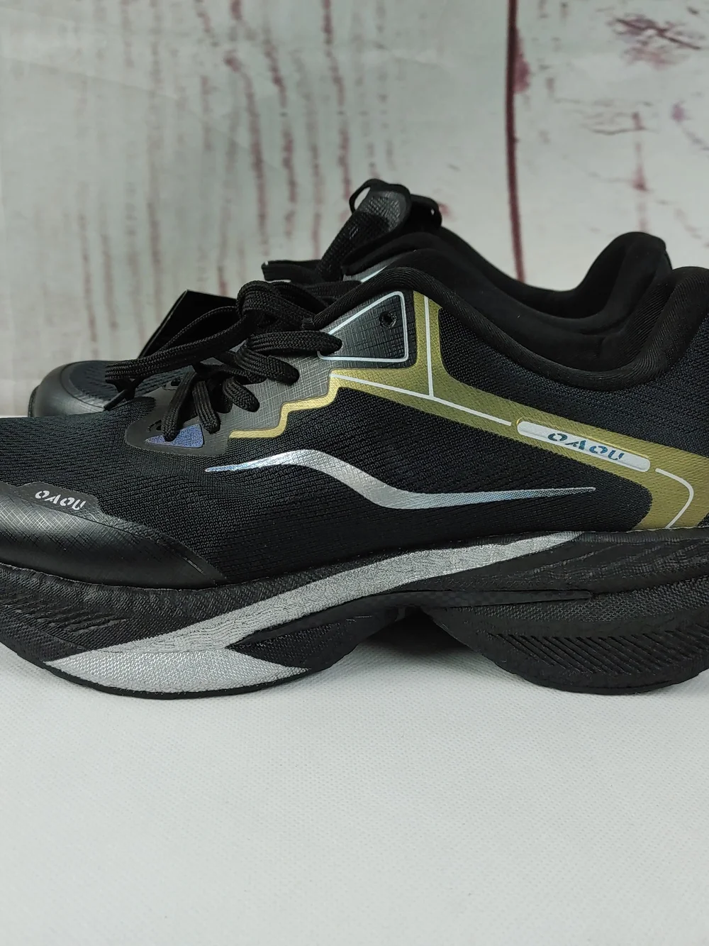 OAOU Women's Black Athletic Sneakers with Iridescent Accents Size 9.5